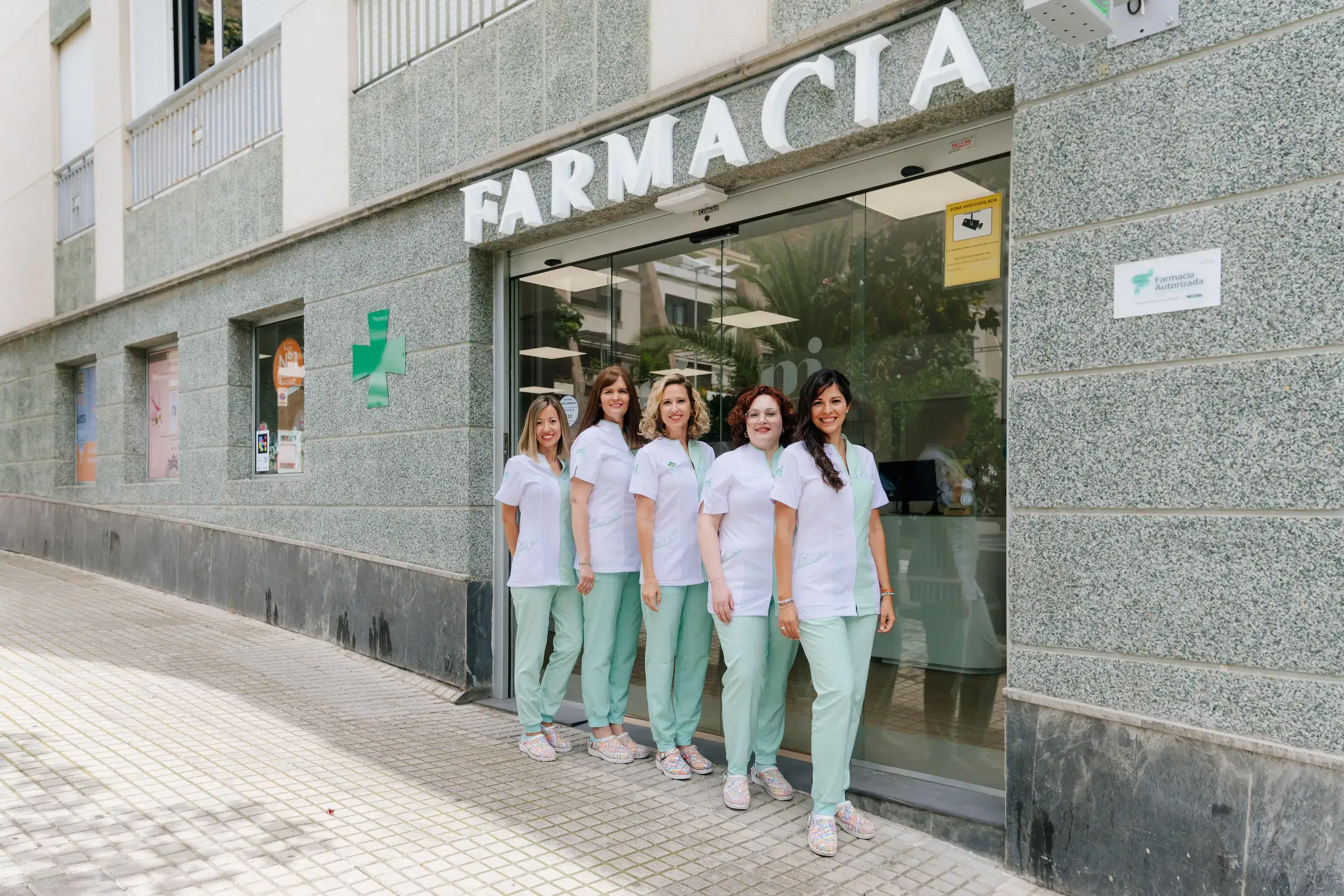 Equipo de Farmacia MJ en la entrada de la farmacia